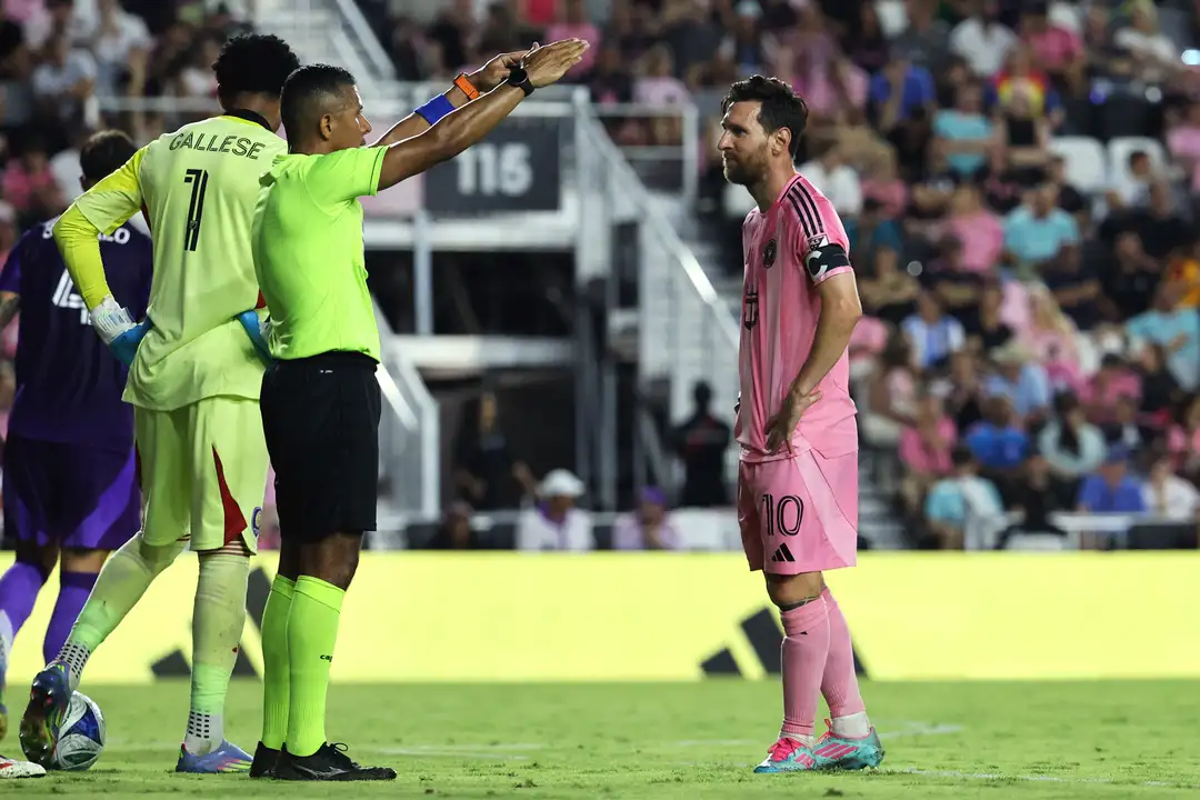 “ميسي يثور ضد تحكيم الدوري الأمريكي: الحكم لا يعرف القوانين!”